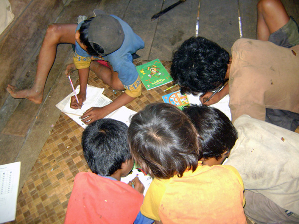 Anak-anak sedang belajar di Skola Lipu. Mereka juga diajarkan tentang organisasi dan kearifan lokal. Foto: Dokumentasi YMP