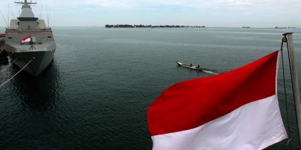 Bendera Indonesia berkibar di dekat kapal Frigate milik TNI AL. Sumber: Kompasiana.com/kearifan-umi/Kaskus.