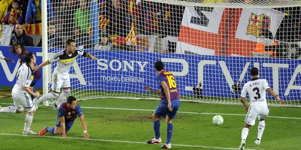 Gelandang Barcelona, Sergio Busquets (kedua dari kanan), menyepak bola kiriman Isaac Cuenca, masuk gawang Chelsea, pada pertandingan leg kedua semifinal Liga Champions, di Camp Nou, Selasa (24/4/2012). kompas.com