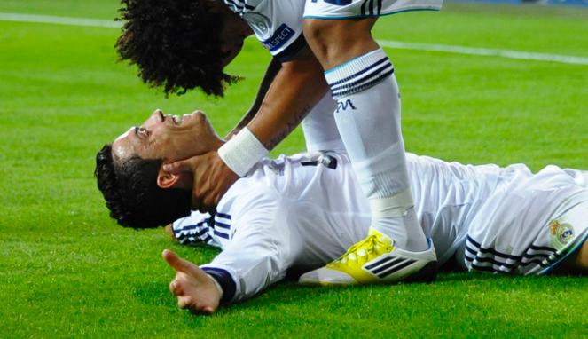 Ronaldo bersama Marcelo saat merayakan golnya ke gawang ManCity,(19/09/2012). Foto:REUTERS/Felix Ordone