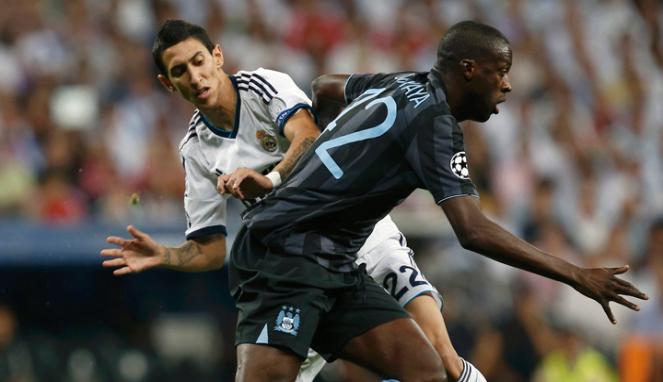 Angel Di Maria berduel dengan Yaya Toure, (19/09/2012). Foto:REUTERS/Susana Vera