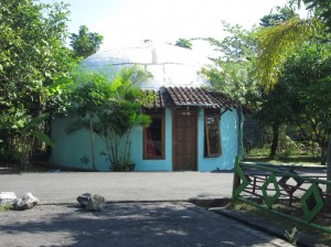Rumah Dome desain dan strukturnya tahan gempa, yang dikembangkan oleh David South, berkebangsaan Amerika Serikat.Lokasi Dusun NgelepenKecamatan Prambanan.Sleman.Dokumen Ratih Purnamasari  2013