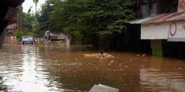 Banjir merendam Jalan Pos Pengumben Lama, Kelurahan Srengseng, Jakarta Barat, Selasa (3/4). 