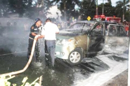 Mobil penimbun terbakar