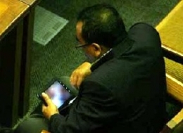 Arifinto sibuk menonton video porno di Sidang Paripurna DPR