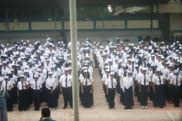 Siswa SMP Labschool Jakarta Berkumpul di Lapangan Upacara