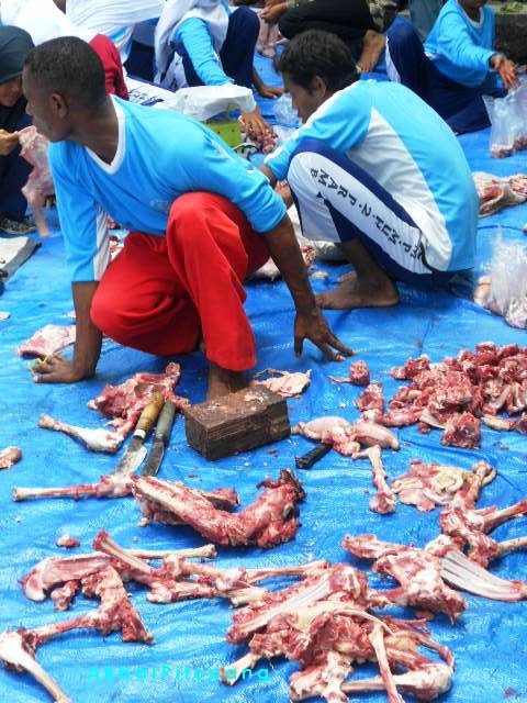 salah seorang siswa yang asli Papua sangat bersemangat menangani daging kurban.. 