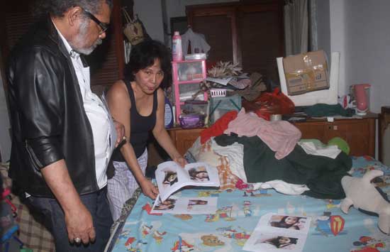 Margareith (kanan) menunjukkan barang-barang Angeline ke Ketua Komnas Perlindungan Anak Arist Merdeka Sirait saat mendatangi kediaman Angeline pada 24 Mei. Foto: Miftahudin/Jawa Pos Radar Bali/JPNN