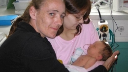 Tressa Middleton didampingi ibunya ketika melahirkan Annie. Photo: https://s.yimg.com/