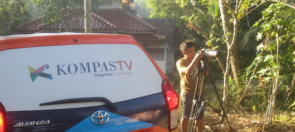 Mas Popo Sidik, salah seorang Camera Person Kompas TV, tengah mengambil stock shoot untuk episode Cerita Indonesia. (Foto: Yudha PS)