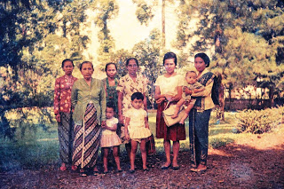 Ibu ibu dan Para nenek jadul, tahun 1967 an, di jalan Dago 124 Bandung...