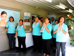 Para karyawan Pure Fiji menyanyikan lagu selamat datang khas Fiji (dok Cech)