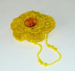 Bros dari kantong plastik kresek bekas  Borma  warna kuning , dirajut bentuk bunga