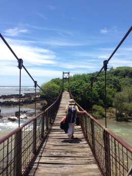 Jembatan dari pantai Sayang Heulang menuju Pulau Santolo
