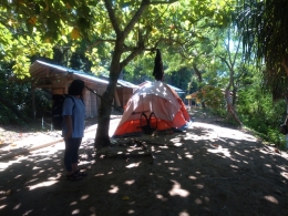 Lokasi tenda kami, sengaja cari yang dekat warung, balai-balai dan ada hammocknya 
