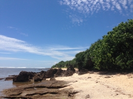 Pantai di Pulau Santolo dikelilingi karang, jadi hari-hati kalo mau berlarian ya