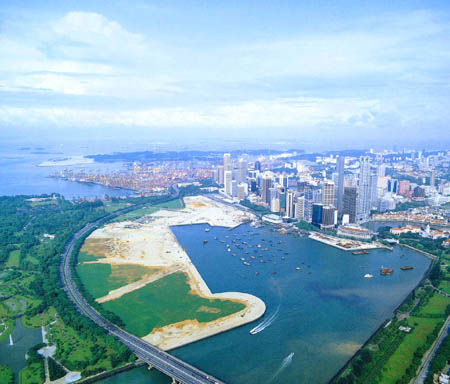 Marina Bay, Singapura yang menjadi destinasi favorit para pelancong. Marina Bay, dibangun dengan reklamasi (sumber : penta-ocean.co.jp)