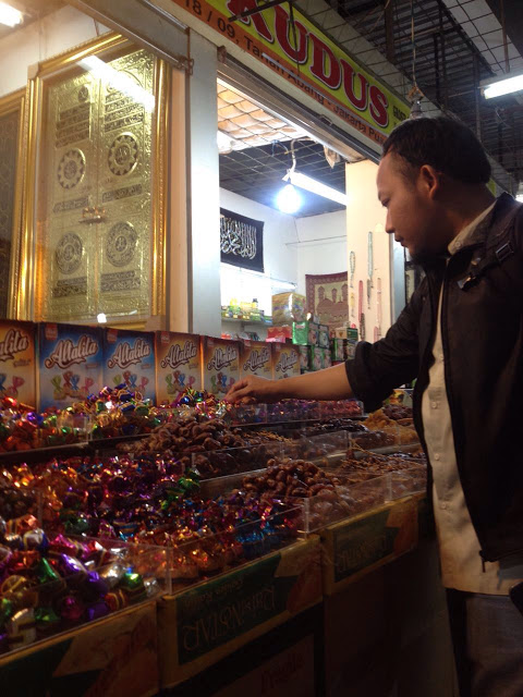 Saya sedang memilih jenis kurma yang mau dibeli *narsis :) (Foto: Ito)
