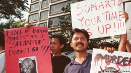 Demonstrasi 1998 (www.dw.com)