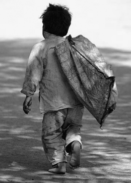 Anak Kecil yang terlilit kemiskinan (Sumber gambar: doktorarif.blogspot.com)