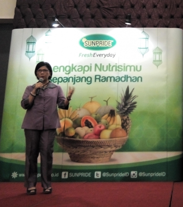 Penjelasan ahli gizi Dr. Pauline Endang MS, Sp GK tentang hipoglikemia dan pencegahannya pada acara Nangkring Sunpride Kompasiana, Sabtu 25 Juni 2016 di Swis Belhotel Kemang, Jakarta. (foto: dok.pribadi)