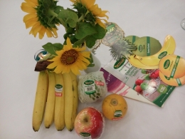 75% buah Sunpride adalah buah lokal: pisang, jeruk, jambu, nanas, pepaya. (foto sumber: dokumen pribadi)