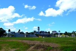 Alun-alun dan Gedung Pemerintah Fiji dekat Thurston Garden (dok. cech)