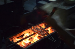 Daging dibakar dengan tusuk yang terbuat dari ruji motor (dokumentasi pribadi)