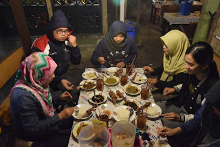 Menikmati sate klathak bersama teman-teman (dokumentasi pribadi)