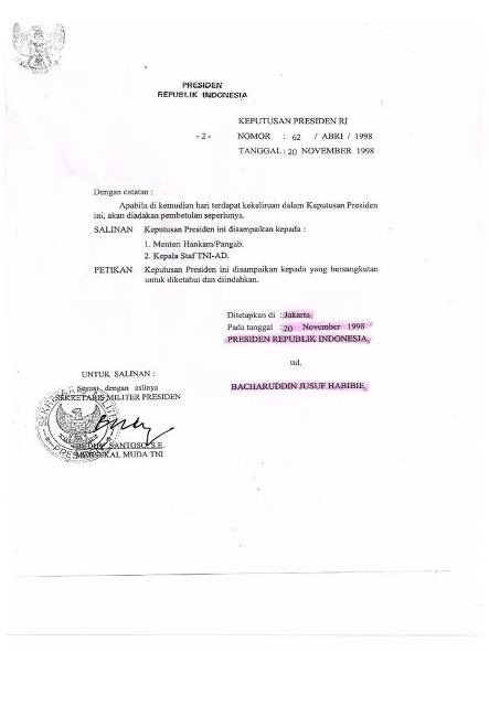 B J Habibie Menanda Tangani Surat Keputusan Pensiun Prabowo