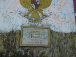 Prasasti Seroja, "Dengan Rahmat TYME, Monumen Seroja diresmikan oleh Bupati KDH Belu", ttd, Kol (inf) Ignasius Sumantri pada tanggal 17 Agustus 1990 (Foto: Dokpri)