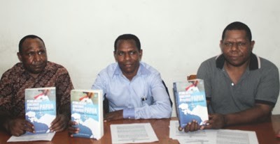 Natalsen Basna (tengah) LITP Pada suatu kesempatan di Papua