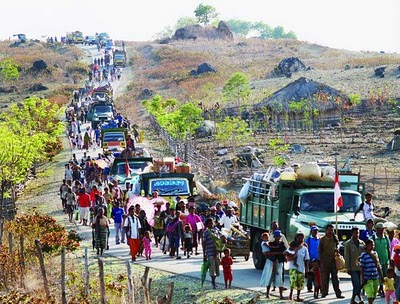 Eksodus warga Timor Timur pro integrasi ke Timor Barat (Sumber gambar : cabiklunik.blogspot.com)