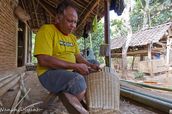  Kerajinan  Anyaman  Bambu  di  Jaman Serba Plastik 