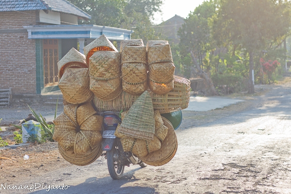  Kerajinan  Anyaman Bambu di Jaman Serba Plastik  