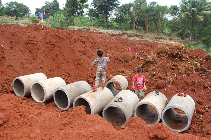 Di lokasi penggalian dan pengurukan sebagian lahan Situ Tujuh Muara atau Situ Ciledug di Pamulang, Tangsel. (Foto: Gapey Sandy)