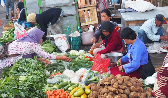 Menikmati Hangatnya Suasana Pasar Tradisional di Menikmati Hangatnya Suasana Pasar Tradisional di