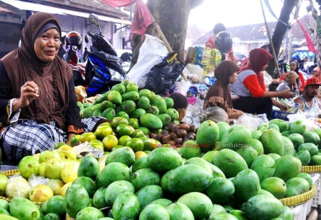 Berinteraksi dengan ibu-ibu di pasar (dok. pribadi)