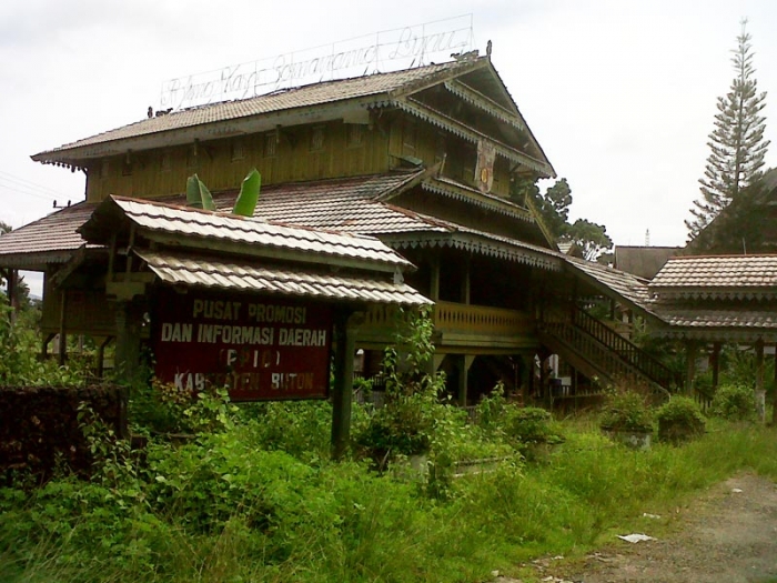 Aladin Rumah Adat Sulawesi Tenggara Berantakan di Pusat Aladin Rumah Adat Sulawesi Tenggara Berantakan di Pusat