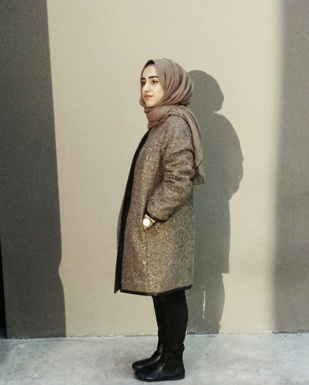 Gaya Fashion Blogger Dengan Padanan Hijab Dan Outer Tebal Yang