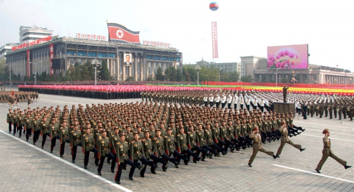 Parade militer Korea Utara di pusat kota Pyongyang (Sumber gambar : www.boston.com)
