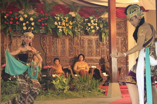 Tari Karonsih Kisah Romantika Dewi Sekartaji Dan Panji Asmara Bangun Kompasiana Com