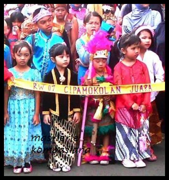 Karnaval, bocah-bocah lucu dalam busana adat Indonesia dan busana cantik lainnya, memeriahkan HUT KAA ke 60, dari Kelurahan Cipamokolan, Kecamatan Rancasari , Kota Bandung. 