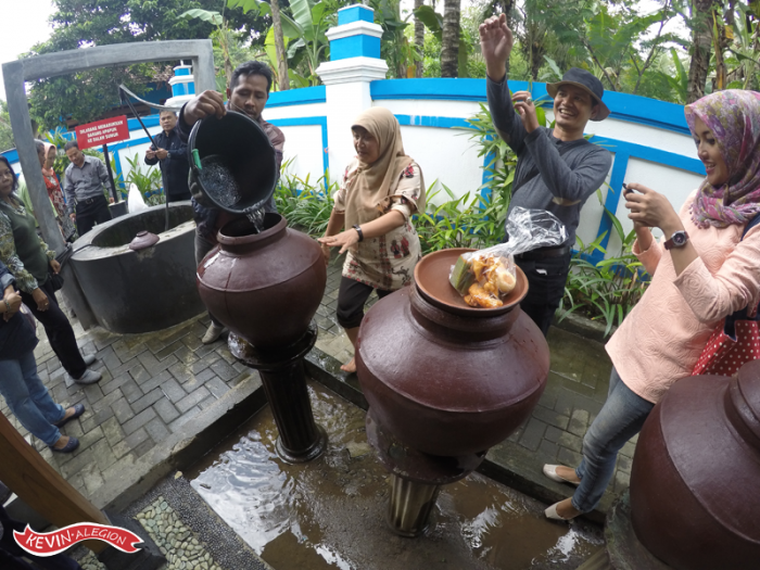 Sumur petilasan tempat dimana Jenderal Besar Soeharto dilahirkan sering digunakan pengunjung untuk cuci muka dan tangan | Foto: Kevinalegion