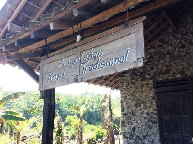 "Warung Kopi Merapi milik Sumijo barulah satu-satunya yang berdiri di Dusun Petung ini. Di sekelilingnya jadi arena offroad dan (sayangnya) jalur lewat truk-truk tambang pasir. Foto diambil Sabtu (16/5/2014)/FandiSido."