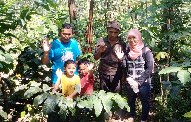 Sumijo bersama Sugiman setelah menunjukkan kebun kopi mereka di Petung. Kini Petung sedang mengembangkan potensi tani kopi sekaligus menjajaki perniagaan yang bisa memakmurkan lebih banyak petani di masa-masa depan. Foto diambil Sabtu (16/5/2015)/FandiSido
