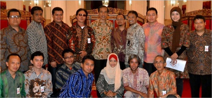 Presiden Jokowi berfoto bersama para kompasianer di Istana Merdeka, Selasa siang, 19 Mei 2015 / Kompasiana.com
