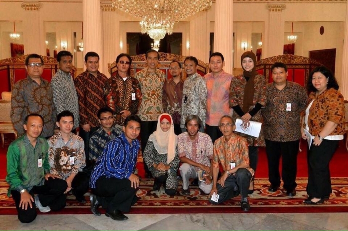 14 Kmpasianer berpose bersama Presiden Jokowi di Istana Negara (foto by Teten Masduki Staf Ahli bidang Komunikasi Kepresidenan)