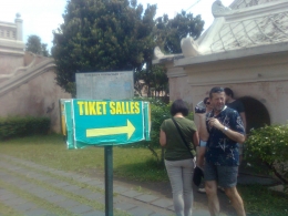 Papan petunjuk penjualan tiket di kawasan wisata Tamansari, Yogyakarta nampak salah pengetikan bahasa Inggris. (Foto: Afandi Sido)