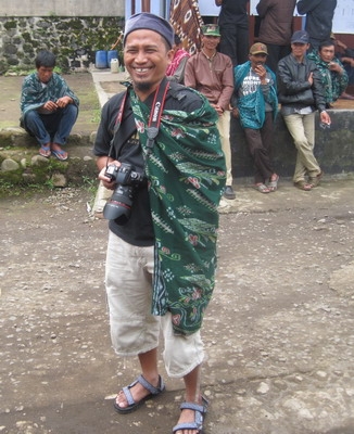 Sarung Pakaian Khas Suku Tengger oleh Mbah Ukik 